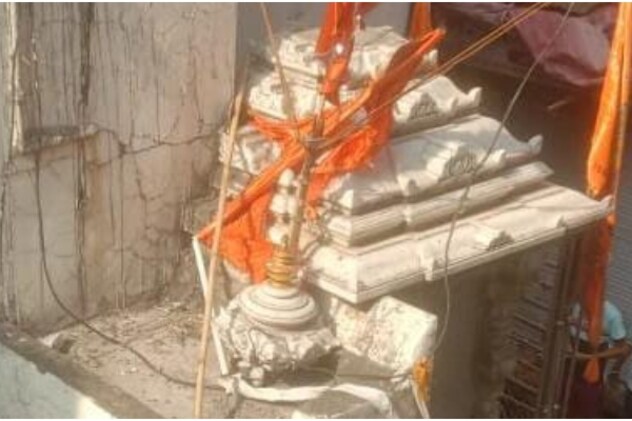 मंदिर के गुंबद में हुई तोड़फोड़ मंदिर के गुंबद में हुई तोड़फोड़