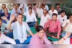 Sikar: Rajasthan Roadways कर्मचारी दे रहे धरना, कई मांगों को लेकर की नारेबाजी Sikar: Rajasthan Roadways कर्मचारी दे रहे धरना, कई मांगों को लेकर की नारेबाजी