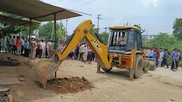 भीलवाड़ा में गाय पर पेट्रोल डालकर लगा दी आग, आरोपी की दुकान पर प्रशासन ने चलाया बुलडोजर