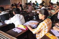 सरकार ने फीस पर कसी नकेल तो बौखलाए स्कूल! सरकार ने फीस पर कसी नकेल तो बौखलाए स्कूल!