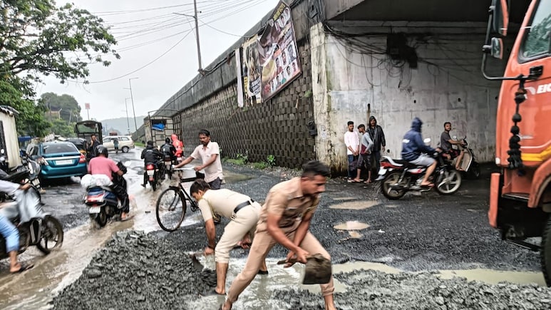 Mumbai Pothole Problem: खड्डे बुजवण्यासाठी अश्मयुगीन तंत्रज्ञानाचा वापर, लोकं म्हणतायत अरे ही तर थूकपट्टी!