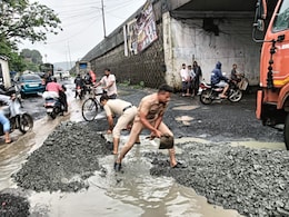 Mumbai Pothole Problem: खड्डे बुजवण्यासाठी अश्मयुगीन तंत्रज्ञानाचा वापर, लोकं म्हणतायत अरे ही तर थूकपट्टी! Mumbai Pothole Problem: खड्डे बुजवण्यासाठी अश्मयुगीन तंत्रज्ञानाचा वापर, लोकं म्हणतायत अरे ही तर थूकपट्टी!