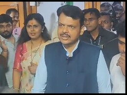 देवेंद्र फडणवीस, पंकजा मुंडे थेट काँग्रेस कार्यालयाकडे निघाले, धनंजय मुंडेंनी आवाज दिला अन्...