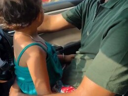 बच्ची को गोद में बैठकर कार चला रहा था पिता, वायरल Video देख भड़के लोग, बताया- गैर जिम्मेदाराना हरकत बच्ची को गोद में बैठकर कार चला रहा था पिता, वायरल Video देख भड़के लोग, बताया- गैर जिम्मेदाराना हरकत