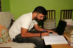 Jammu Truck Driver's Son Cracks CAPF Exam, Secures 272nd Rank Jammu Truck Driver's Son Cracks CAPF Exam, Secures 272nd Rank