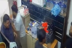 Mumbai में 3 मंजिला इमारत की बालकनी गिरने का हादसा CCTV में हुआ कैद, घबरा गए लोग Mumbai में 3 मंजिला इमारत की बालकनी गिरने का हादसा CCTV में हुआ कैद, घबरा गए लोग