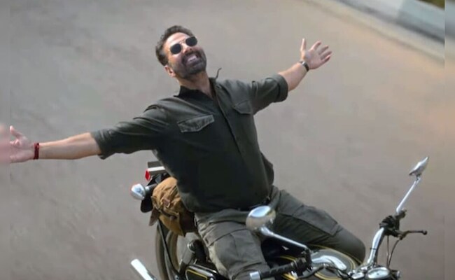 Sarfira Box Office Collection Day 3: Akshay Kumar And Radhikka Madan's Film Is A Few Crores From 20 Sarfira Box Office Collection Day 3: Akshay Kumar And Radhikka Madan's Film Is A Few Crores From 20