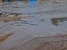 मोबाइल की धुन में युवक को उफनते बांध को पार करते देख बंध गई सबकी घिग्घी- देखें Video