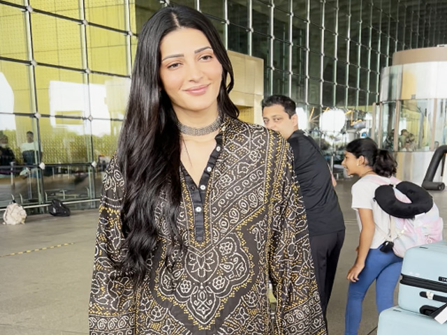 Shruti Haasan Greets The Paparazzi With Folded Hands
