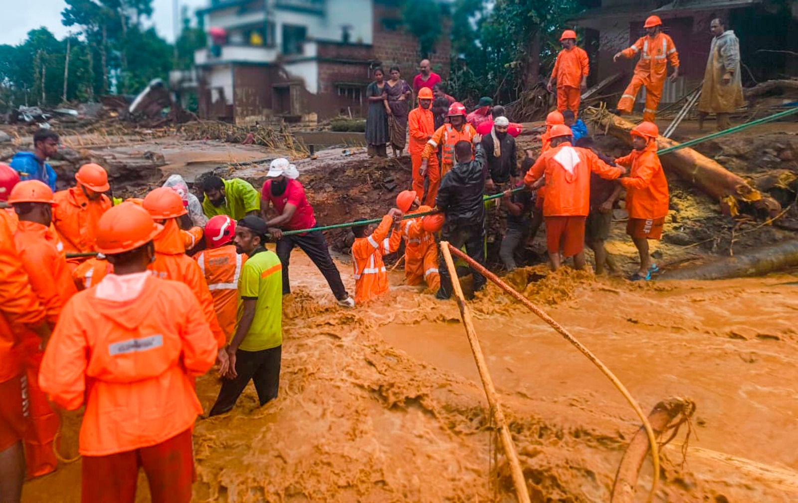 Landslides in Wayanad : भूस्खलन से 126 लोगों की मौत, सैंकड़ों फंसे, राहुल जाएंगे कल वायनाड