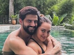 सोनाक्षी सिन्हा ने शेयर की शादी की वन मंथ एनिवर्सरी की फोटोज, पूल में साथ पोज करते दिखे सोना और जहीर