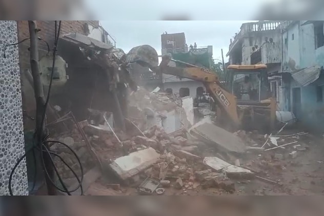 आरोपी मुकद्दर खान के घर पर चला बुलडोजर. आरोपी मुकद्दर खान के घर पर चला बुलडोजर.