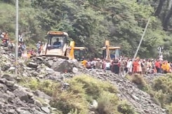 3 Dead In Landslide In Kedarnath, 8 Injured Taken To Hospital 3 Dead In Landslide In Kedarnath, 8 Injured Taken To Hospital