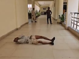 Video में देखें : जमीन "माफिया ने ली" तो हाथ जोड़कर कलेक्ट्रेट की फर्श पर लोट रहा है किसान Video में देखें : जमीन "माफिया ने ली" तो हाथ जोड़कर कलेक्ट्रेट की फर्श पर लोट रहा है किसान