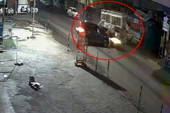 On Camera, Drunk Man Drives SUV Into Truck Carrying Chickens In Pune On Camera, Drunk Man Drives SUV Into Truck Carrying Chickens In Pune
