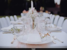 Newlyweds Left Angry As Friends Order Pizza At Wedding After Food Got Over Newlyweds Left Angry As Friends Order Pizza At Wedding After Food Got Over