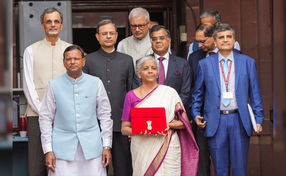 सफेद और मैजेंटा साड़ी और हाथ में लाल कवर में टैबलेट लिए वित्त मंत्री निर्मला सीतारमण ने वित्त मंत्रालय में बजट बनाने वाली अपनी टीम के साथ फोटो सेशन करवाया. सफेद और मैजेंटा साड़ी और हाथ में लाल कवर में टैबलेट लिए वित्त मंत्री निर्मला सीतारमण ने वित्त मंत्रालय में बजट बनाने वाली अपनी टीम के साथ फोटो सेशन करवाया.