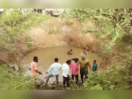 Jalna Accident : जालन्यात टॅक्सी विहिरीत कोसळली; 5 प्रवाशांचा मृत्यू Jalna Accident : जालन्यात टॅक्सी विहिरीत कोसळली; 5 प्रवाशांचा मृत्यू