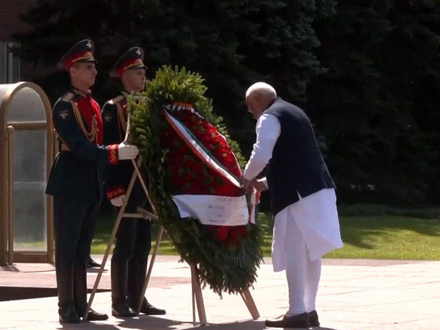 PM Modi Pays Tribute To Unknown Soldier In Moscow