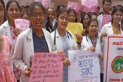 Madhya Pradesh:स्टाइपेंड को लेकर पर इंटर्न डॉक्टरों की हड़ताल, जानिए क्या है मांग? Madhya Pradesh:स्टाइपेंड को लेकर पर इंटर्न डॉक्टरों की हड़ताल, जानिए क्या है मांग?