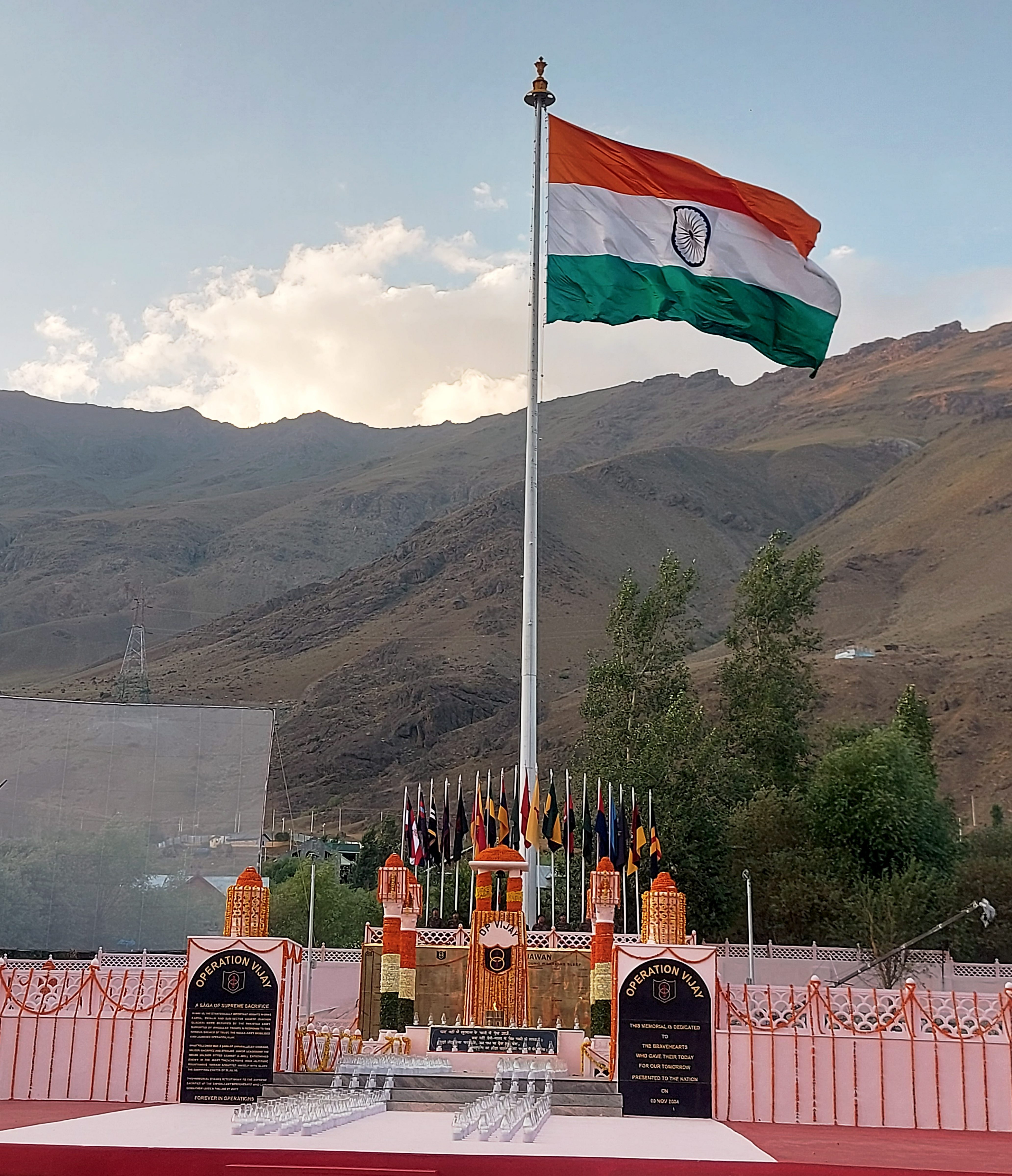 When Bollywood Stars Visited Soldiers During Kargil War