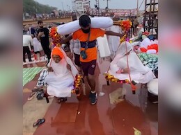 कलयुग के इस 'श्रवण कुमार' को देख सोशल मीडिया पर लोगों का आया ऐसा रिएक्शन, बोले- भाई तब साधन नहीं होते थे, अब..