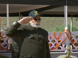 द्रास में करगिल के शहीदों को पीएम मोदी ने किया नमन द्रास में करगिल के शहीदों को पीएम मोदी ने किया नमन