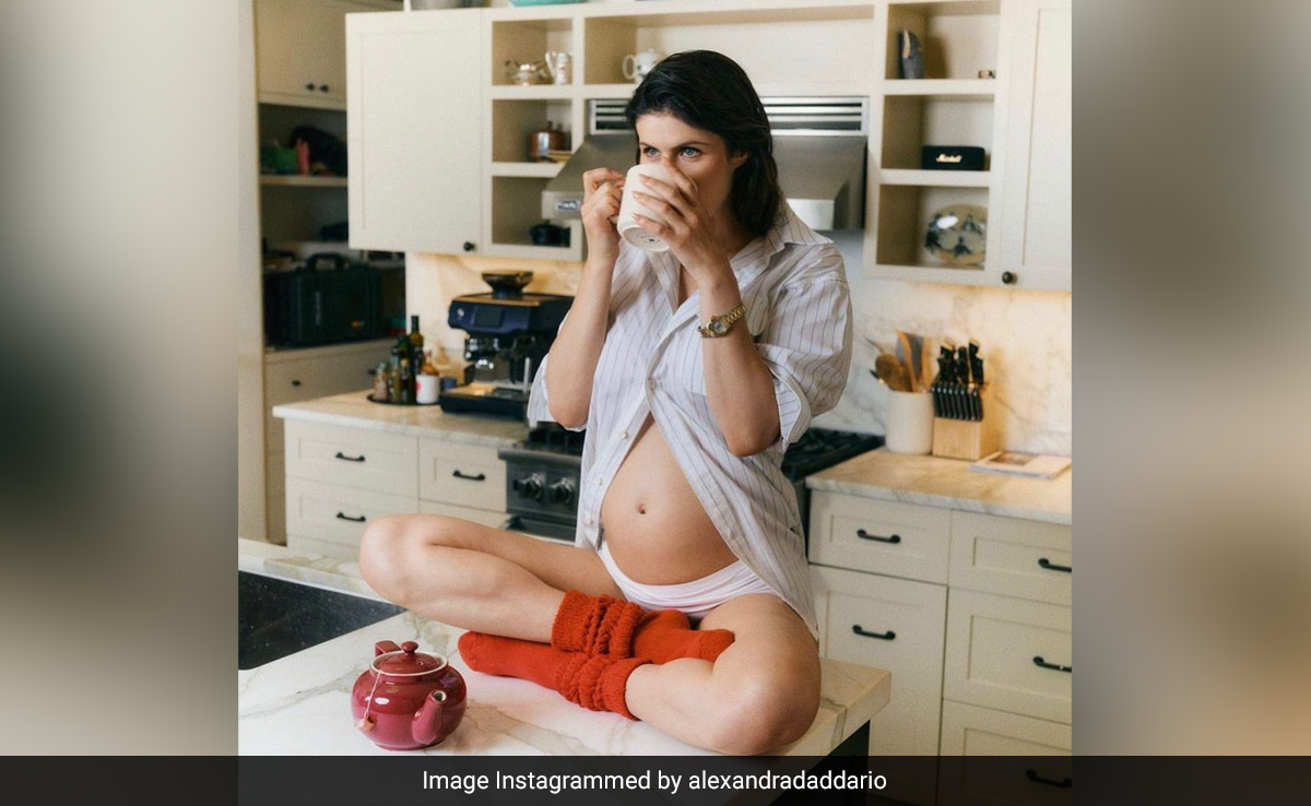 Alexandra Daddario Made A Striped Bump-Baring Shirt Look Like The Coolest Pregnancy Reveal Accessory