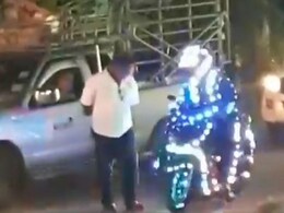 रात के अंधरे में जगमगाते कपड़े पहन राइड पर निकला शख्स, लोग बोले- बदन पर सितारे लपेटे हुए किधर...