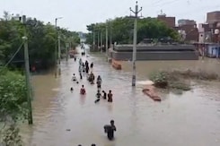 Delhi's Bawana JJ Colony submerged In 'Knee-Deep Water'; Locals Cry Out For Help Delhi's Bawana JJ Colony submerged In 'Knee-Deep Water'; Locals Cry Out For Help