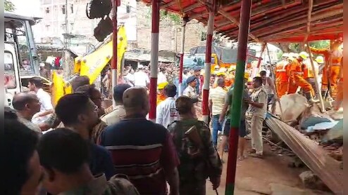 झारखंड : देवघर में तीन मंजिला भवन हुआ ध्वस्त, 2 लोगों की मौत, रेस्क्यू ऑपरेशन जारी