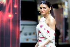 Kriti Sanon's Sunday Date With The Paparazzi Kriti Sanon's Sunday Date With The Paparazzi