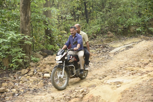 उबड़-खाबड़ रास्तों में बाइक चलाते पहुंचे कलेक्टर. उबड़-खाबड़ रास्तों में बाइक चलाते पहुंचे कलेक्टर.