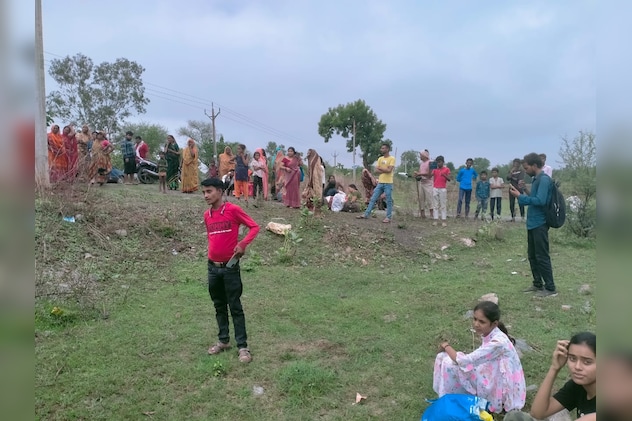 घटना स्थल पर मौजूद ग्रामीण और यात्री.  घटना स्थल पर मौजूद ग्रामीण और यात्री.