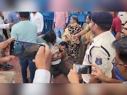 Chhattisgarh: कार्यकर्ताओं और पत्रकार के साथ मारपीट करने वाले SDM पर सख्त हुई कांग्रेस, गठित की जांच कमेटी Chhattisgarh: कार्यकर्ताओं और पत्रकार के साथ मारपीट करने वाले SDM पर सख्त हुई कांग्रेस, गठित की जांच कमेटी