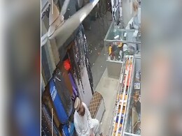 दुकान में बैठा था शख्स तभी धड़ाम से आ गिरा फुल स्पीड में चल रहा पंखा, देख लोगों की निकल गईं चीखें दुकान में बैठा था शख्स तभी धड़ाम से आ गिरा फुल स्पीड में चल रहा पंखा, देख लोगों की निकल गईं चीखें
