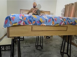 बाढ़ के नुकसान से बचने के लिए निकाल ली अनोखी तरकीब, अब बिस्तर तक पहुंचने के लिए लगानी पड़ती है कुर्सी बाढ़ के नुकसान से बचने के लिए निकाल ली अनोखी तरकीब, अब बिस्तर तक पहुंचने के लिए लगानी पड़ती है कुर्सी