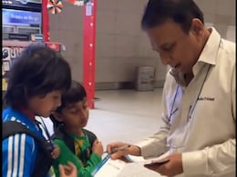 सुनील गावस्कर को एयरपोर्ट पर देख ये जिद कर बैठे रितेश देशमुख के बच्चे, लीजेंड्री क्रिकेटर ने प्यार से पूरी की इच्छा सुनील गावस्कर को एयरपोर्ट पर देख ये जिद कर बैठे रितेश देशमुख के बच्चे, लीजेंड्री क्रिकेटर ने प्यार से पूरी की इच्छा