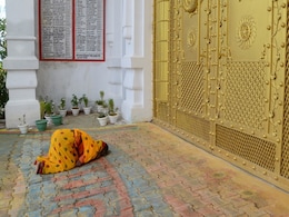 121 लोगों की मौत के बाद भी यह कैसा मायाजाल? आश्रम के बाहर भोले बाबा के भक्त टेक रहे माथा 121 लोगों की मौत के बाद भी यह कैसा मायाजाल? आश्रम के बाहर भोले बाबा के भक्त टेक रहे माथा