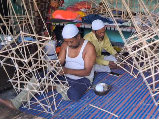 Sacred Kanwar And Muslim Artisans In Haridwar