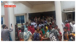 MP के इस जिले में बड़ा हंगामा, महिलाओं ने उतारे कपड़े... पुलिस से भी&nbsp;झूमाझटकी