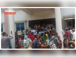 MP के इस जिले में बड़ा हंगामा, महिलाओं ने उतारे कपड़े... पुलिस से भी झूमाझटकी