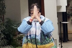Amitabh Bachchan's Meet And Greet Session With Fans Outside His House Jalsa Amitabh Bachchan's Meet And Greet Session With Fans Outside His House Jalsa