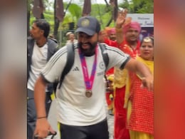 दिल्ली में विश्व विजेता: काटा केक और डाला भांगड़ा, रोहित बन गए बच्चे, जरा जश्न देखिए दिल्ली में विश्व विजेता: काटा केक और डाला भांगड़ा, रोहित बन गए बच्चे, जरा जश्न देखिए