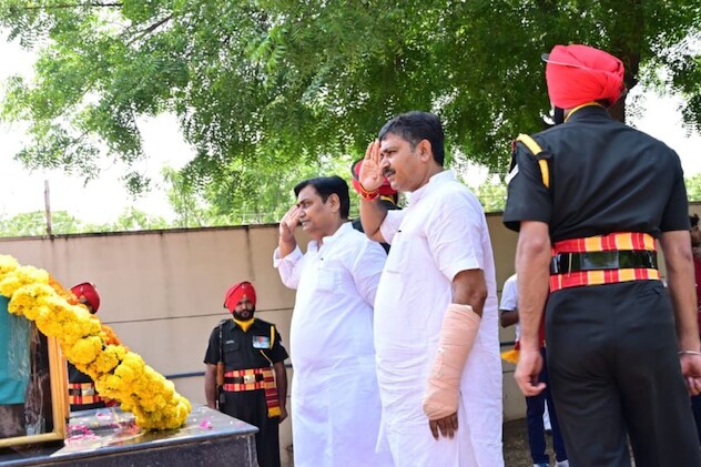 गोविंंद सिंह डोटासरा और नेता प्रतिपक्ष टीकाराम जूली ने जयपुर एयरपोर्ट पर शहीदों को श्रद्धांजलि दी.     गोविंंद सिंह डोटासरा और नेता प्रतिपक्ष टीकाराम जूली ने जयपुर एयरपोर्ट पर शहीदों को श्रद्धांजलि दी.