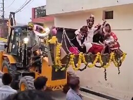 बारिश ने बदला शादियों का ट्रेंड: घोड़ी, कार पर नहीं बुलडोजर पर निकली बारात बारिश ने बदला शादियों का ट्रेंड: घोड़ी, कार पर नहीं बुलडोजर पर निकली बारात