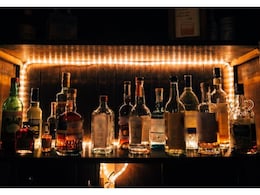 शराब के शौकीन हो जाएं सावधान ! यहां प्रीमियम बोतलों में बेची जा रही नकली शराब शराब के शौकीन हो जाएं सावधान ! यहां प्रीमियम बोतलों में बेची जा रही नकली शराब