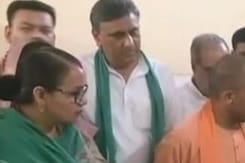 Hathras Satsang Stampede: CM Yogi ने जिला अस्पताल पहुंच हादसे के पीड़ितों से की मुलाकात Hathras Satsang Stampede: CM Yogi ने जिला अस्पताल पहुंच हादसे के पीड़ितों से की मुलाकात