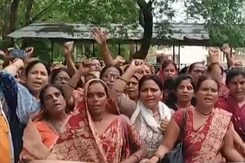 छतरपुर में अपनी मांगों को लेकर आंगनबाड़ी कार्यकर्ताओं ने जमकर किया बवाल छतरपुर में अपनी मांगों को लेकर आंगनबाड़ी कार्यकर्ताओं ने जमकर किया बवाल