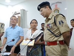 Kawardha Naxalite surrender: 13 लाख की इनामी महिला नक्सली हिड़मे ने किया आत्मसमर्पण, 22 अपराध था दर्ज Kawardha Naxalite surrender: 13 लाख की इनामी महिला नक्सली हिड़मे ने किया आत्मसमर्पण, 22 अपराध था दर्ज